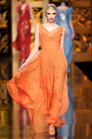Vestido largo escote buche bordado naranja Christian Dior